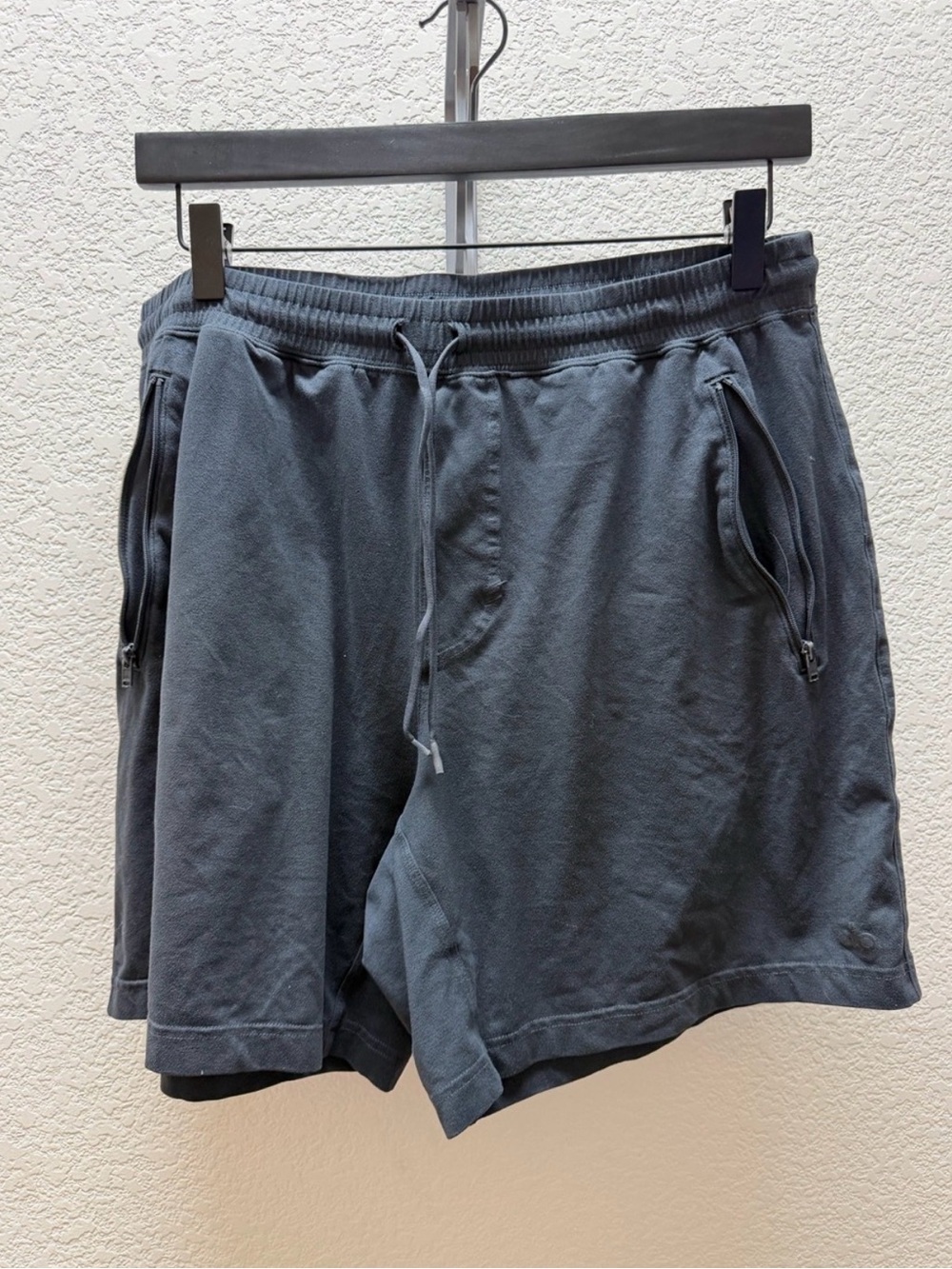 ALO Yoga Men's Conquer 7” Shorts- Anthracite - L